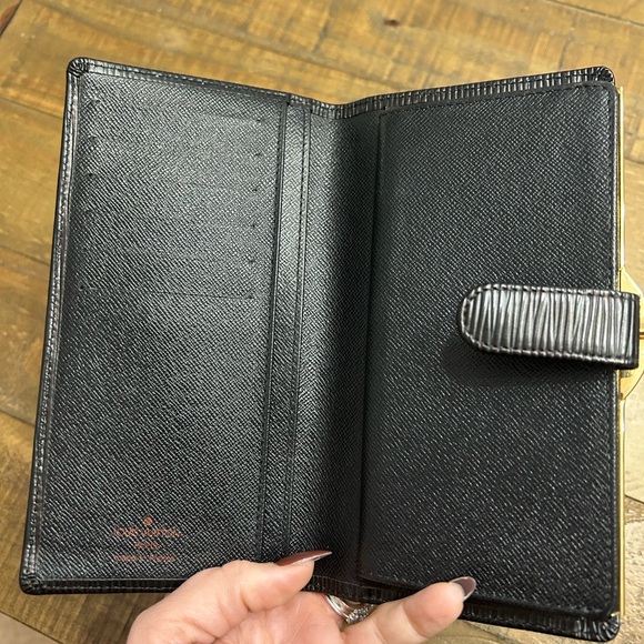 Excellent Pre-Owned Louis Vuitton Epi Wallet - Picture 11 of 12